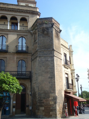 Torre llamada de Abdelaziz en la muralla de Sevilla en honor al primer valí. Realmente es del siglo XII o XIII