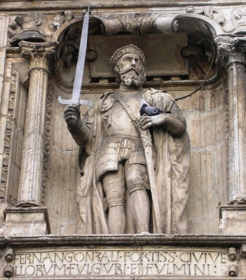 Estatua de Fernán González en el Arco de Santa María de Burgos
