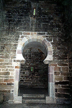 Arco triunfal del interior de San Román de Moroso