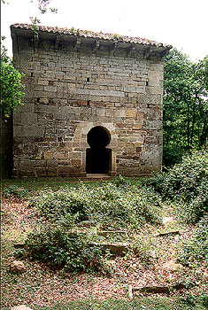 Muro norte y restos de la necrópolis de San Román de Moroso