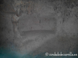 Banco tallado en el interior de un covacha de las Cuevas de los Portugueses de Tartalés de Cilla