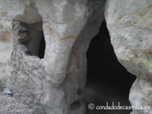 Detalle de entrada a una covacha de las Cuevas de los Portugueses
