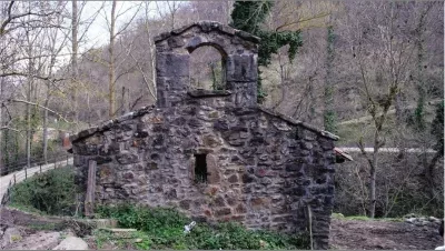 Muro occidental y espadaña de San Andrés de Enterría