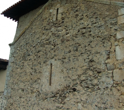 Aspilleras prerrománicas en la cabecera de la iglesia de Cicujano