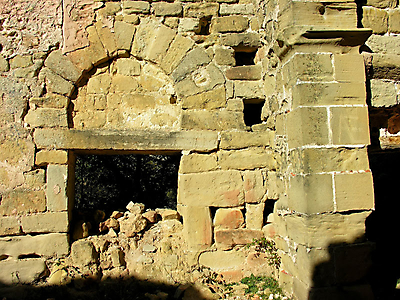 Detalle arco herradura de Santa María de Barrio en Cellorigo (La Rioja)