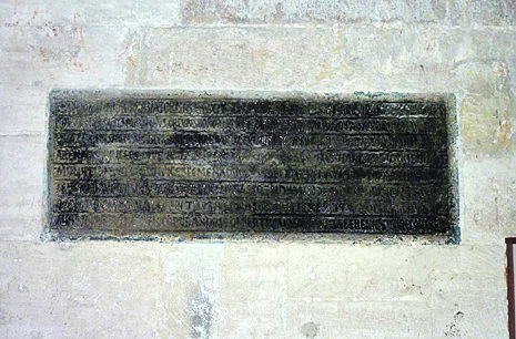Lápida de Alfonso III sobre una fortificación construida por él. Actualmente en la catedral de Oviedo