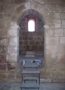 Arco entre cabecera y nave de San Martín de la Nava en San Vicente de la Sonsierra (La Rioja)
