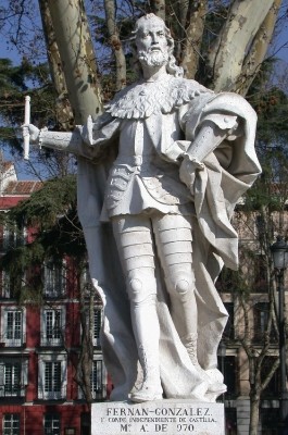 Estatua de Fernán González en plaza de Oriente de Madrid