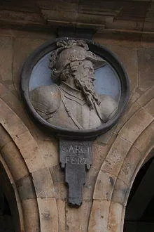 Medallón de García Fernández en la Plaza Mayor de Salamanca