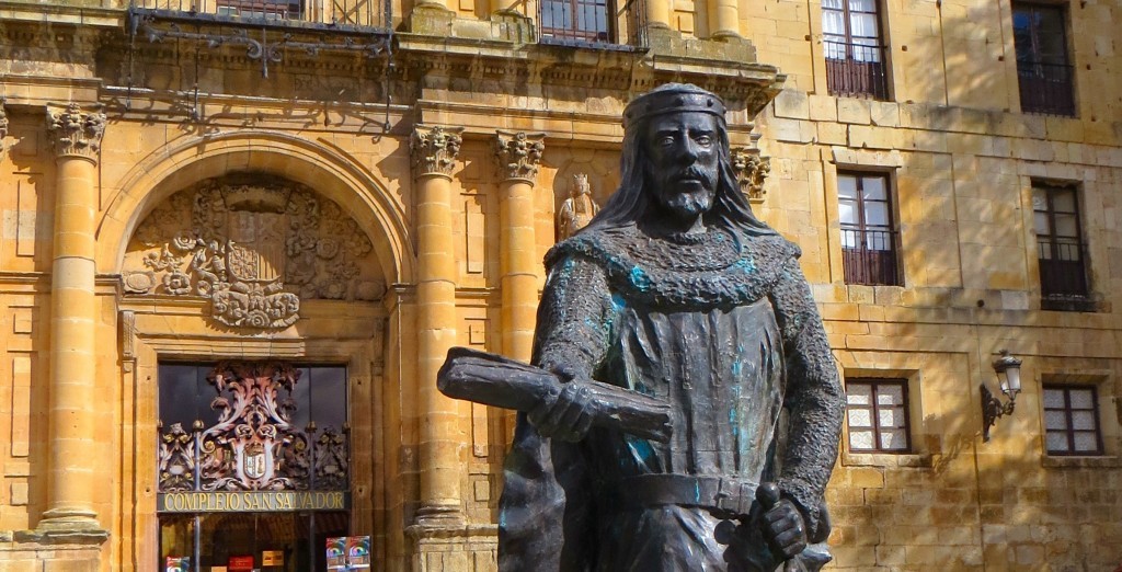 Estatua de Sancho García en Oña