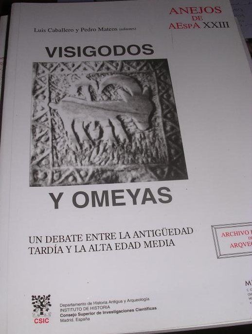 Visigodos y omeyas: un debate entre la antigüedad tardía y la alta edad media Book Cover