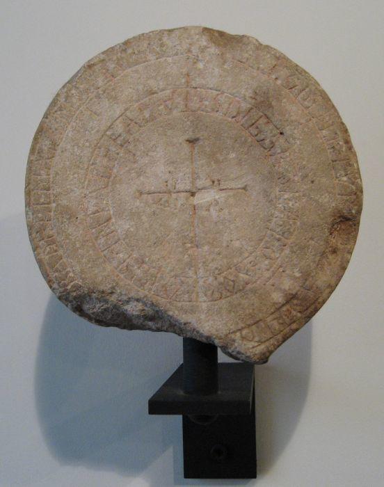 Estela funeraria siglo X de San Pedro de Valeránica