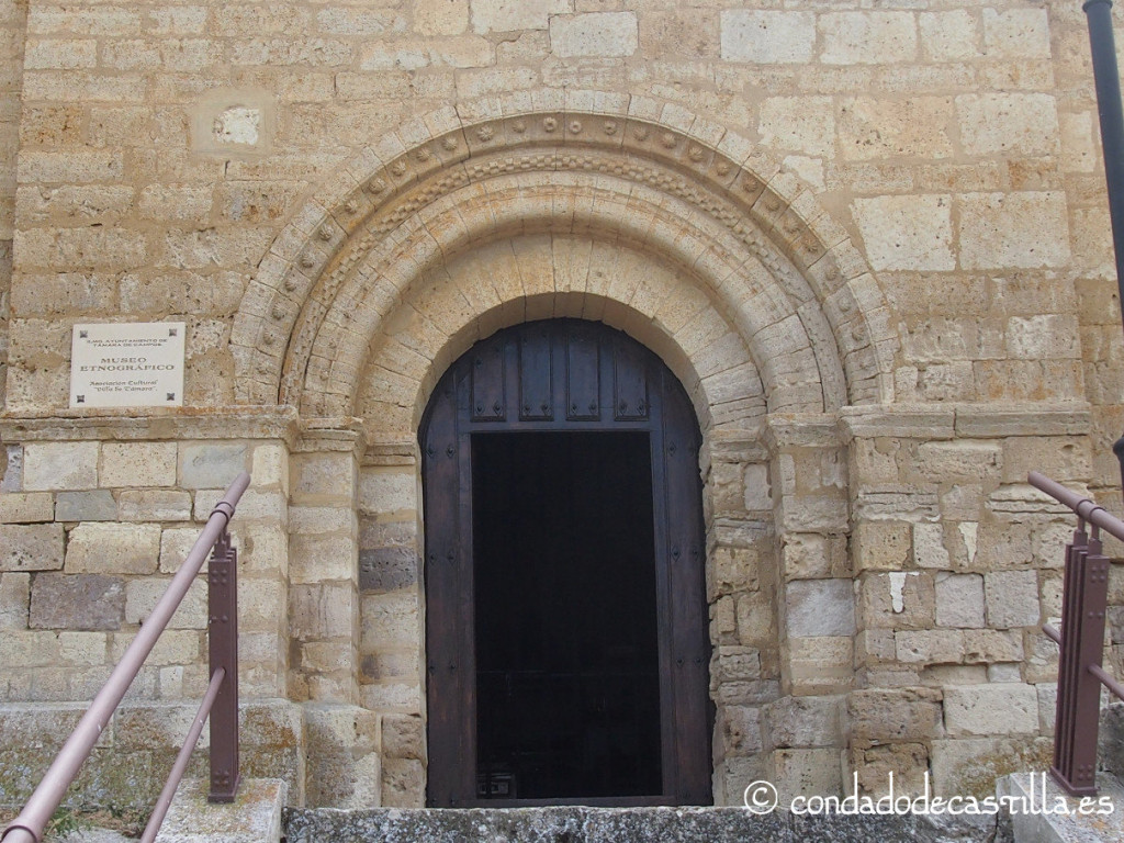 Portada románica de la iglesia del Hospital de peregrinos de Támara de Campos