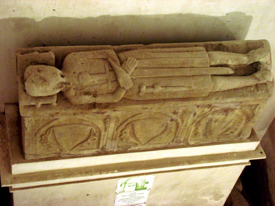 Supuesto sepulcro de Oliba Cabreta en Santa María de Sarrateix