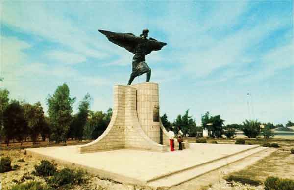 Monumento a Ibn Firnas en el aeropuerto de Bagdag