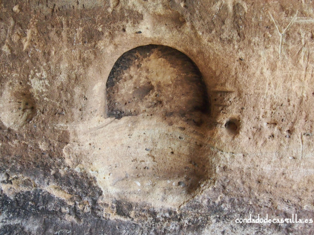 Hornacina en el interior del ábside de la iglesia de Santiuste