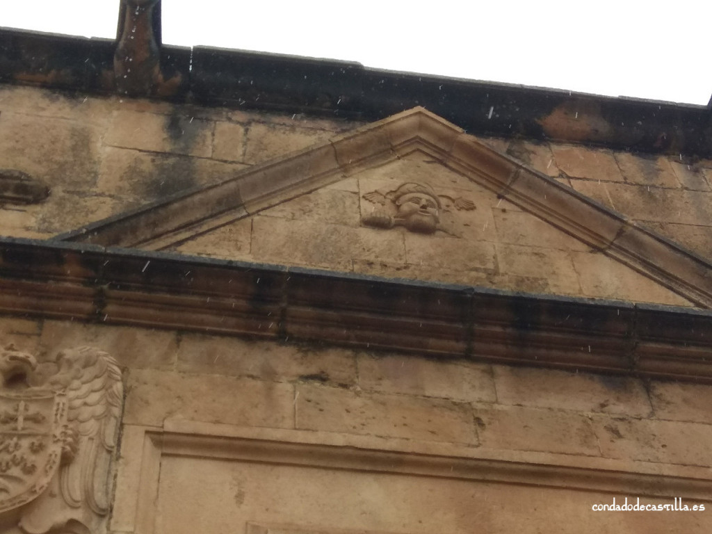 Frontón de la fachada de la Casa del Moro en Sepúlveda