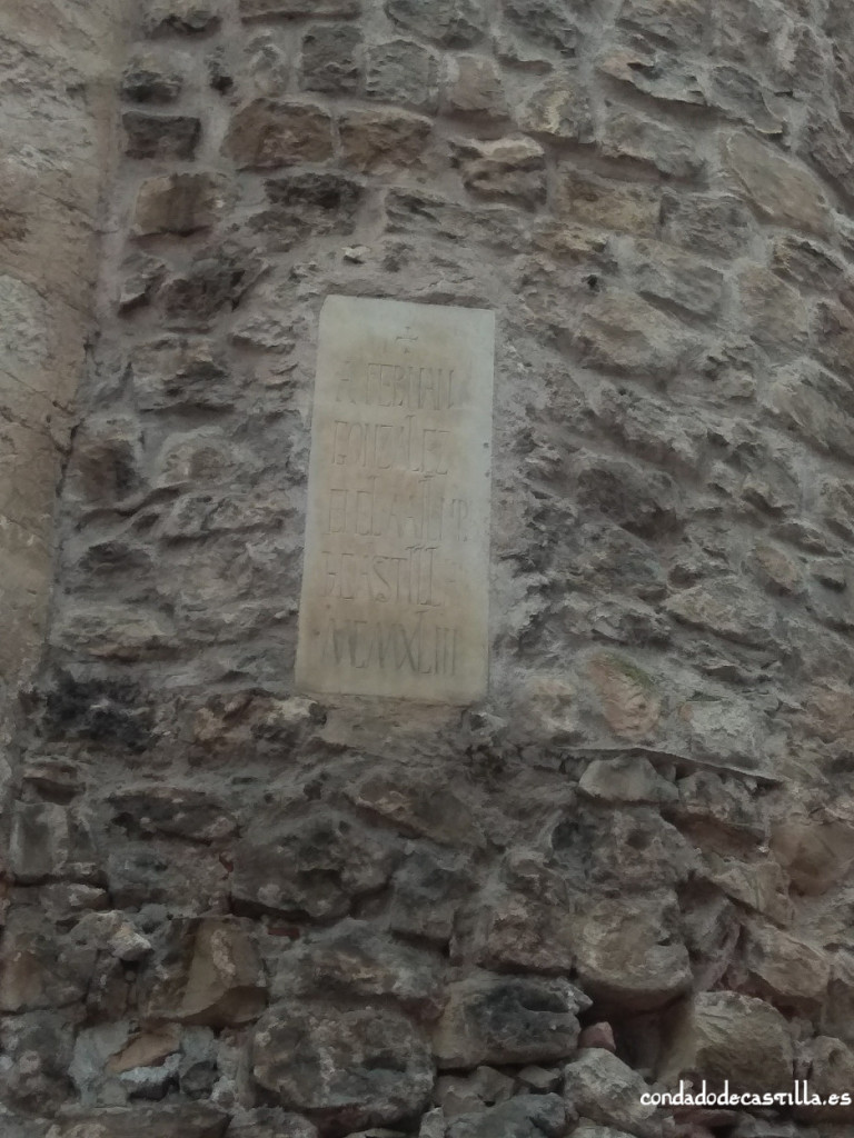 Placa en honor a Fernán González en el castillo de Sepúlveda