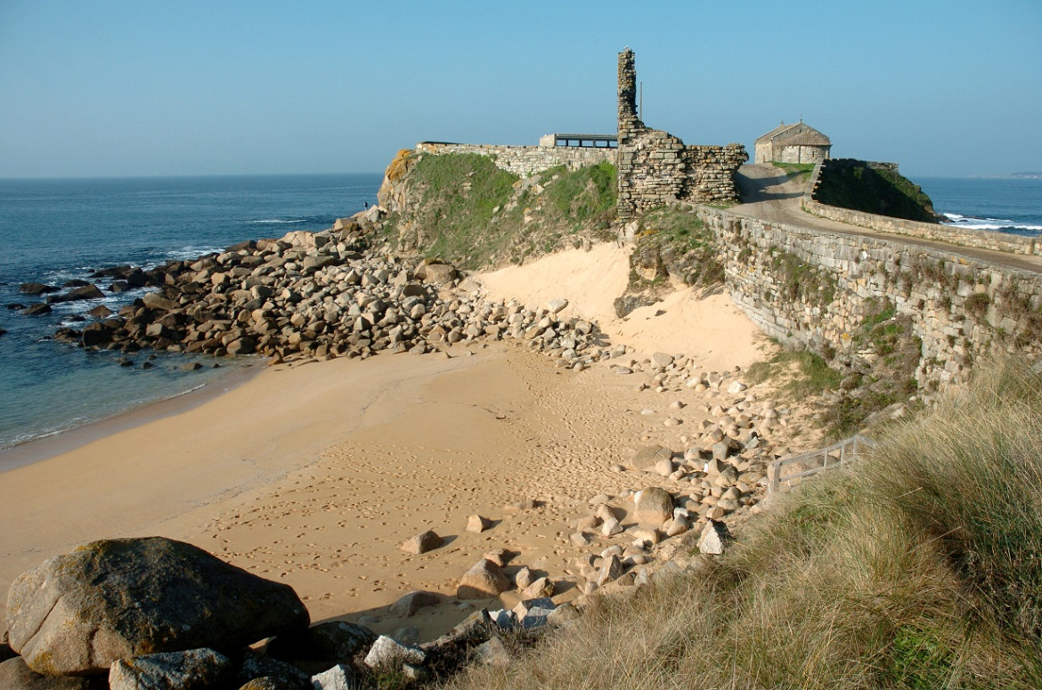 Ermita y torre de la playa de Lanzada (Pontevedra)