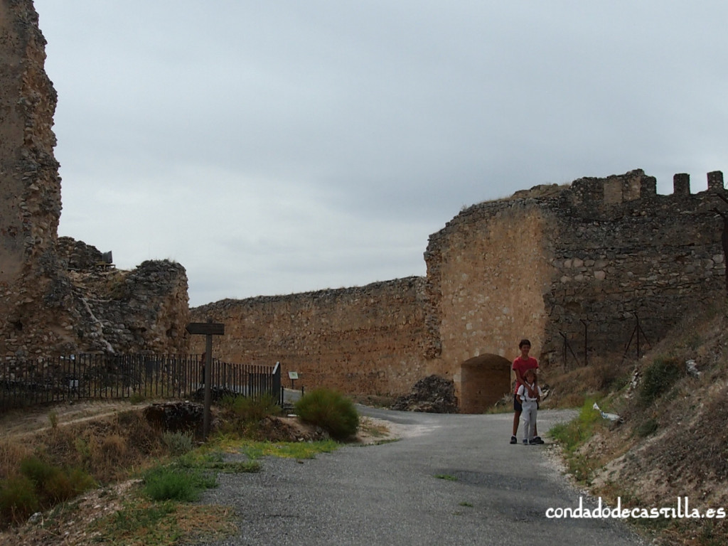 Restos de iglesia de San Martín y puerta de Alfonso VIII en Fuentidueña