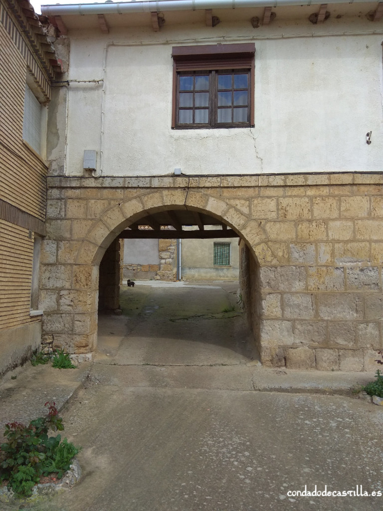 Arco de la muralla. Acceso al castillo desde la Plaza Mayor en Itero del castillo.