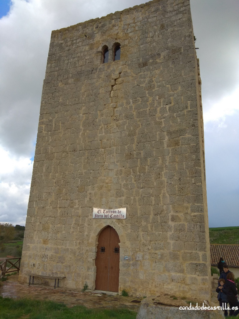 Entrada en la fachada occidental de la torre de Itero del Castillo