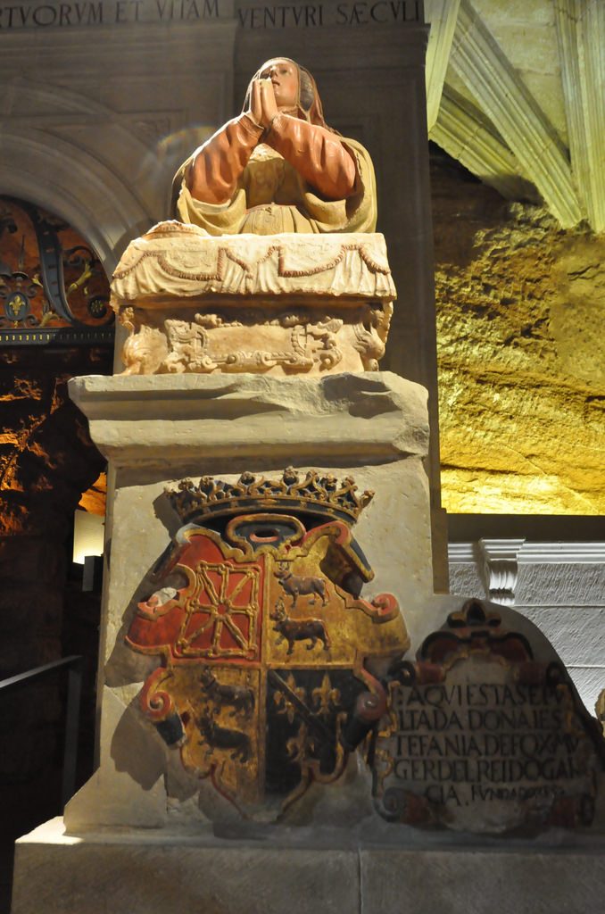 Estatua en honor de Estefanía, fundadora del monasterio de Santa María la Real de Nájera