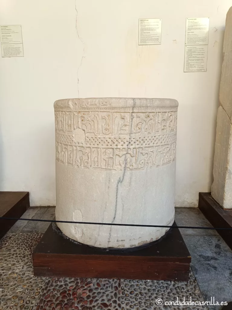 Brocal de aljibe en mármol blanco datado en el 423AH (1032) procedente de la mezquita aljama de Toledo. La inscripción conmemora el final de una obra encargada por Ismāʿīl. En el borde esta la firma del marmolista "Obra de Ibn ¿Muhammad?". Actualmente en el Museo Santa Cruz de Toledo