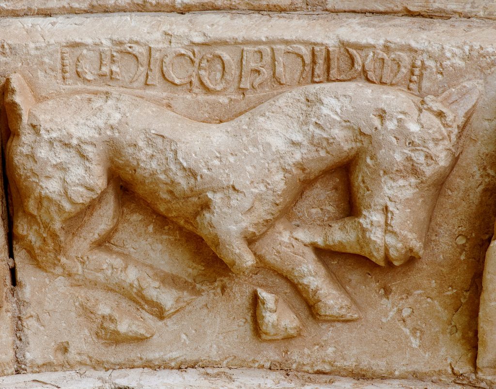Unicornio talaldo en un capitel románico de la iglesia de Soto de Bureba (Burgos)