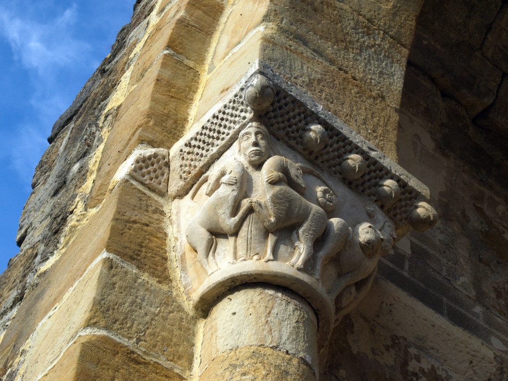 Unicornios enfrentados en un capitel románico de la iglesia románica de Bárcena de Pienza (Burgos)