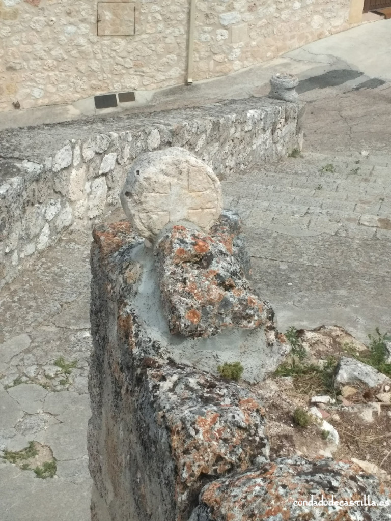 Estela discoidea con cruz griega inscrita de Fuentidueña