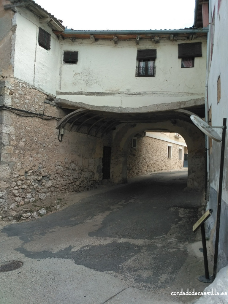 Puerta de El Palacio de la muralla de Fuentidueña