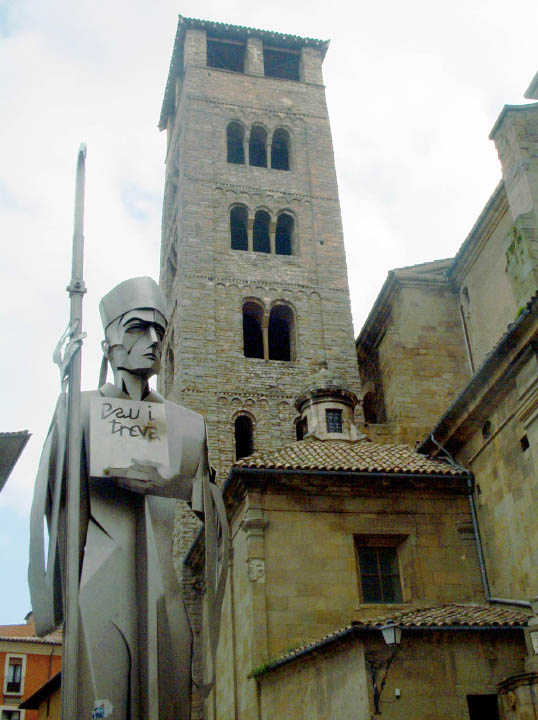 Campanario románico de San Pedro de Vic y estatua dedicada al Abad Oliba