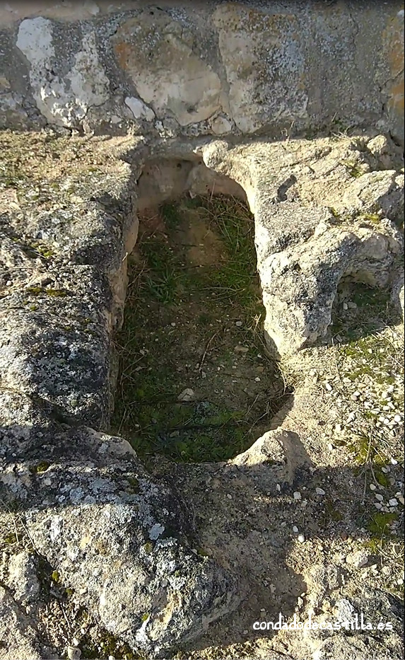 Tumba excavada tras el ábside de la ermita de Santa cruz de Valdezate