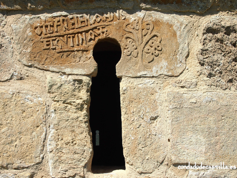 Ventana prerrománica e inscripción de fundación de la ermita de Santa Centola y Elena