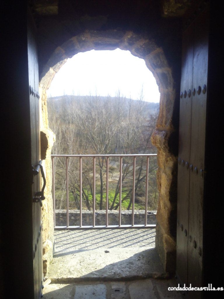 Arco de herradura en el acceso al torreón de Covarrubias