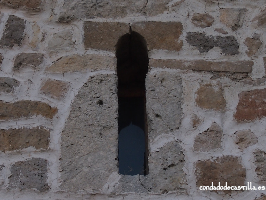 Detalle aspillera de la ermita de Montesclaros en Ubierna