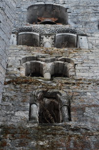 Detalle de la Torre del Cid con decoración prerrománica y románica
