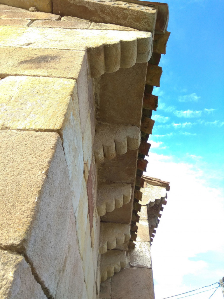 Modillones del muro norte del ábside de Santa Leocadia de Helguera