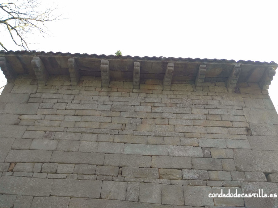 Modillones y vanos del muro norte de San Román de Moroso