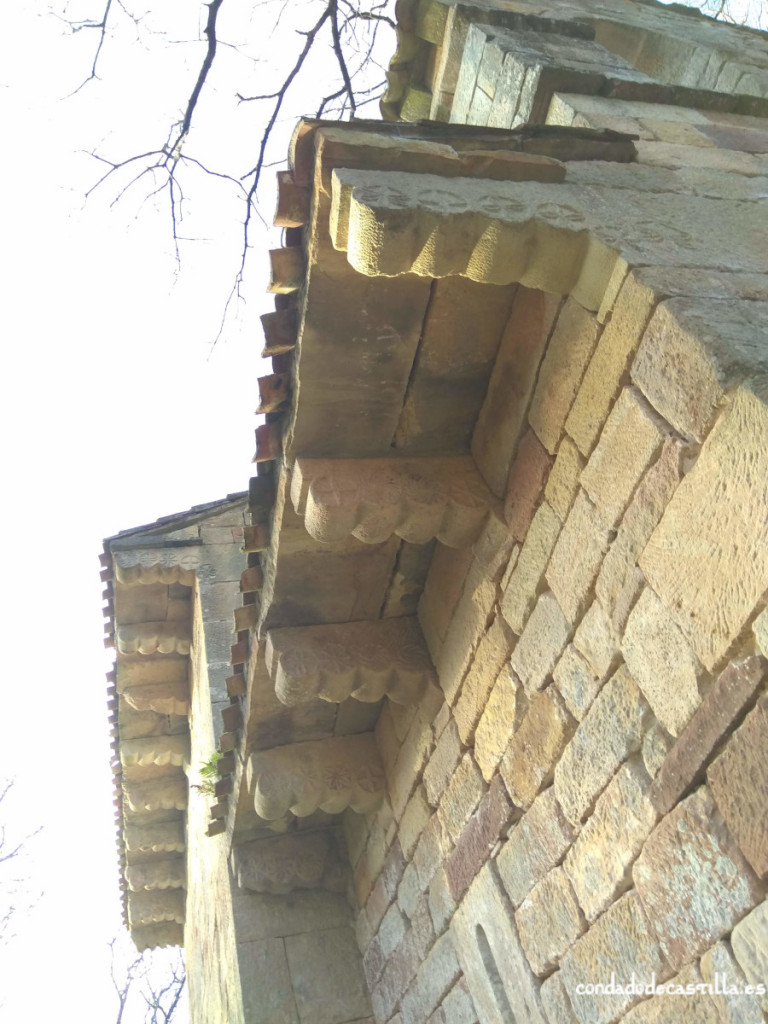 Modillones con decoración del muro sur del ábside de San Román del Moroso