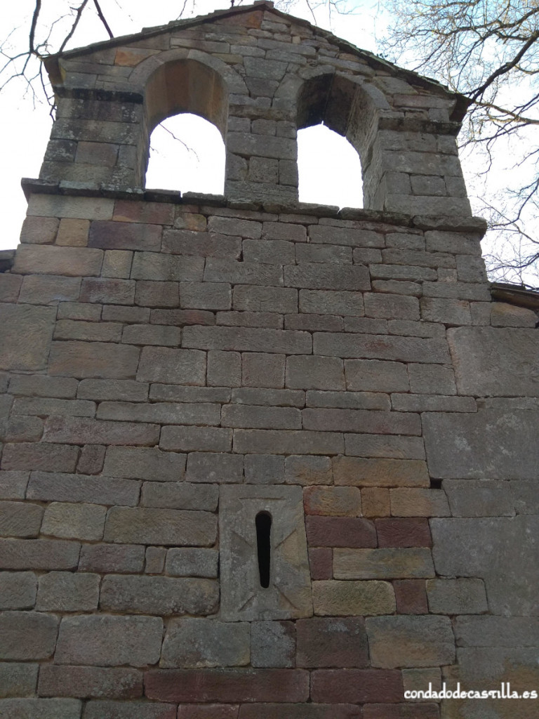 Muro este del ábside sobre el que está la espadaña en San Román de Moroso