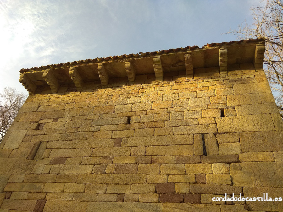 Modillones y vanos del muro sur de San Román de Moroso