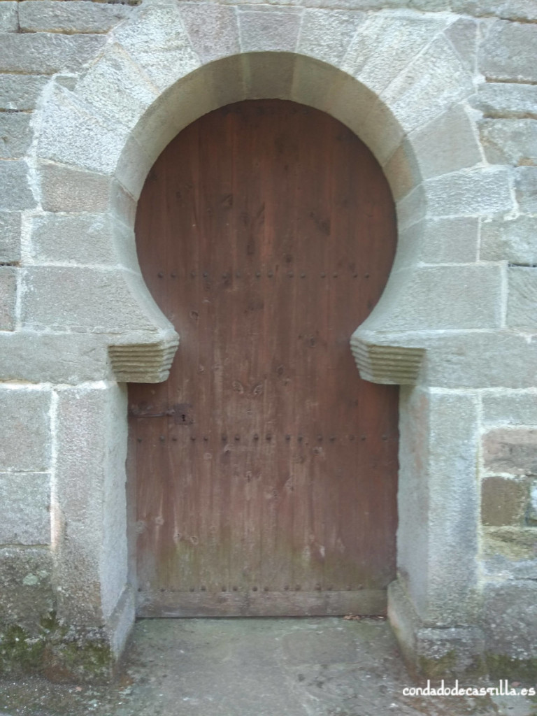 Puerta de acceso en el muro norte de San Román de Moroso