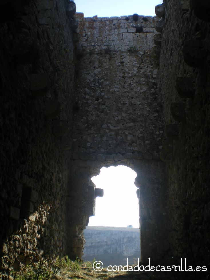 Puerta de acceso al castillo de Urbel
