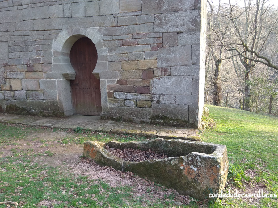 Restos necrópolis junto a la puerta de acceso a San Román de Moroso