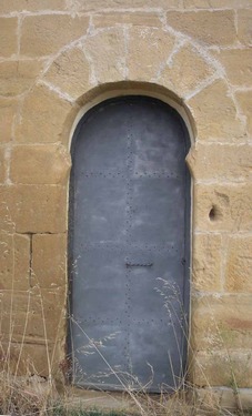 Puerta de acceso con arco de herradura en San Martín de la Nava (San Vicente de la Sonsierra, La Rioja)