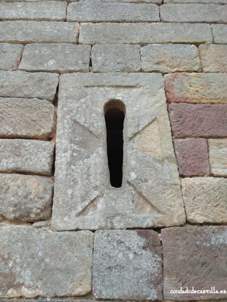 Ventana del muro este del ábside de San Román de Moroso