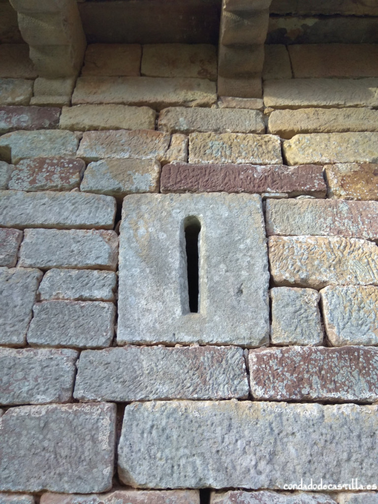 Ventana del muro sur del ábside de San Román del Moroso