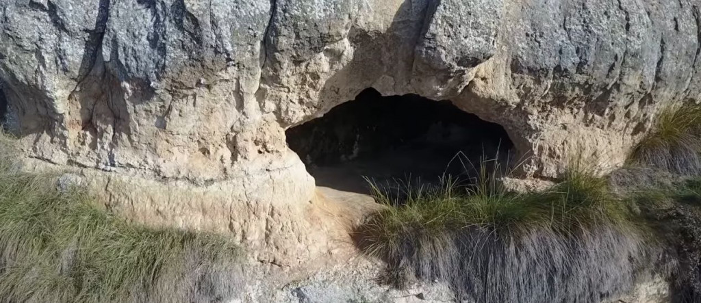 Cueva de Rascones en Valcuevo, Valverdón (Salamanca)